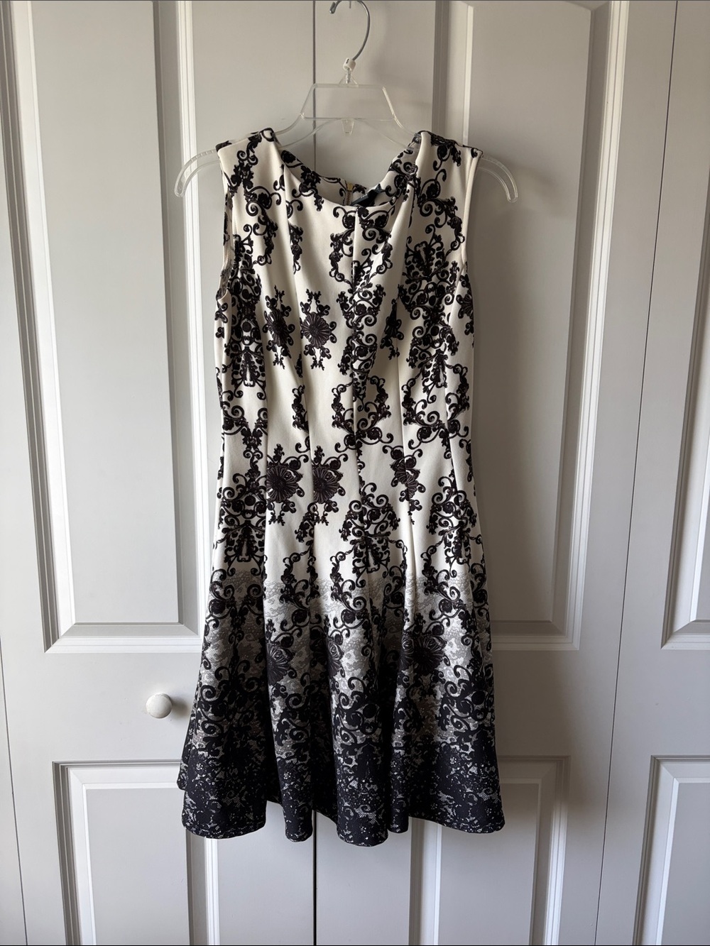 Gabby Skye Black and White Floral Fit & Flare Midi Dress Size 4
